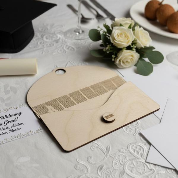 Holz-Umschlag aus Sperrholz mit gelaserter Aufschrift ‚Congrats Grad‘ und Jahreszahl